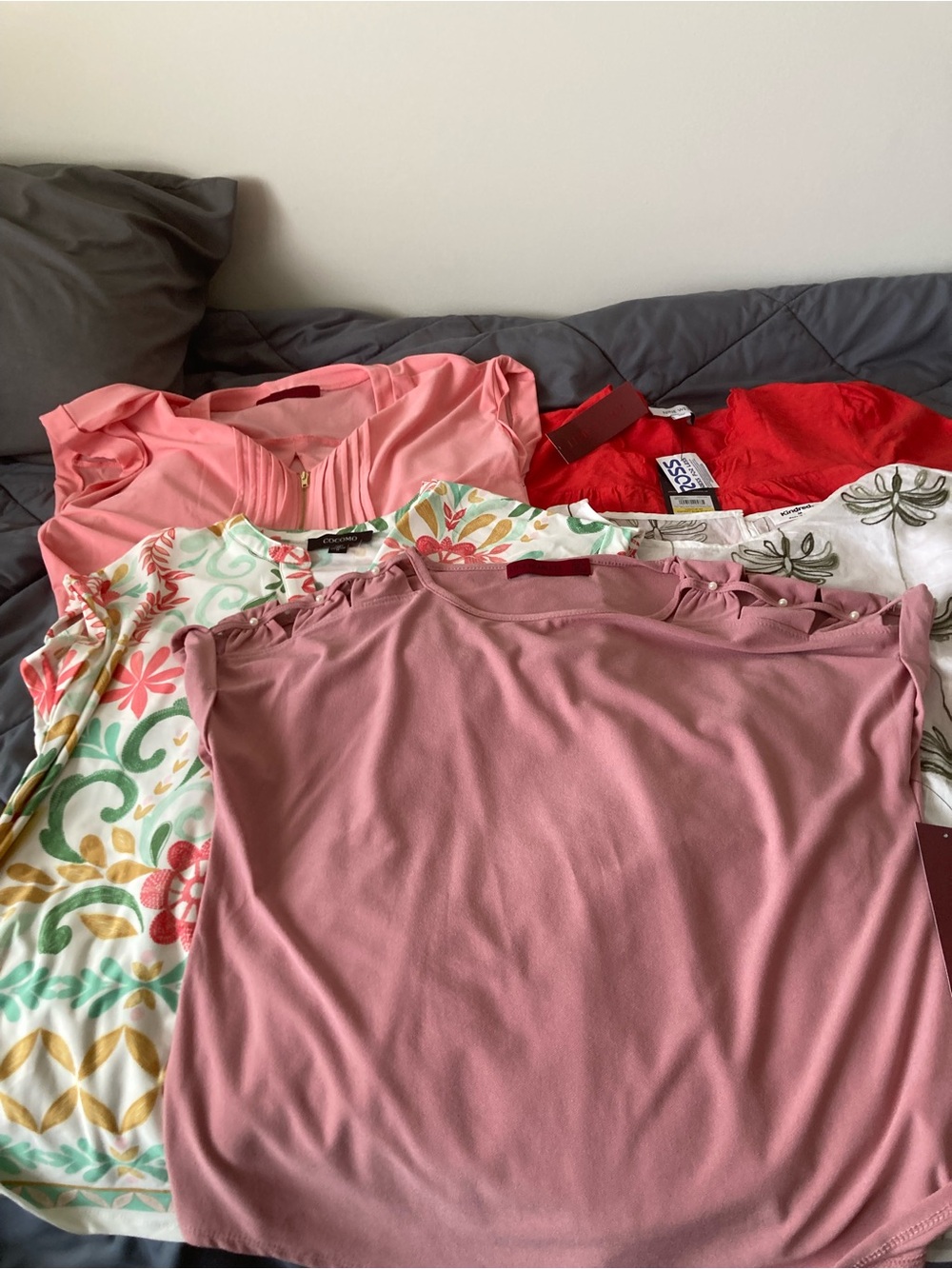 Bundle of 5 women’s short sleeve medium tops